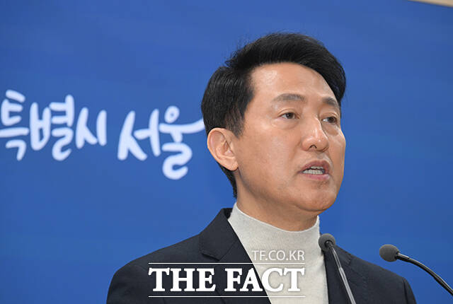 오세훈 서울시장이 17일 오후 서울 중구 서울시청에서 6·3 지방선거 국민의힘 서울시장 공천 신청과 관련한 입장을 발표하고 있다. /박헌우 기자