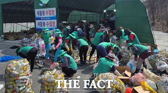 고령군 덕곡면과 개진면 새마을회원들이 농촌 들녘에 흩어진 폐농약병과 비료포대 등 폐기물 수거작업을 벌이며 농촌 환경 정화 작업을 벌이고 있다. /고령군