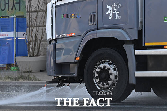 서울시가 초미세먼지 대응 비상저감조치를 시행한 17일 오전 고압살수차가 서울 중구 세종대로 일대 도로를 청소 하고 있다. /김성렬 기자