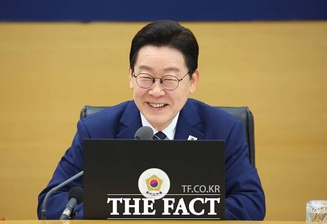 이재명 대통령이 17일 세종시 정부세종청사에서 열린 국무회의에서 발언하며 환하게 웃고 있다. /뉴시스