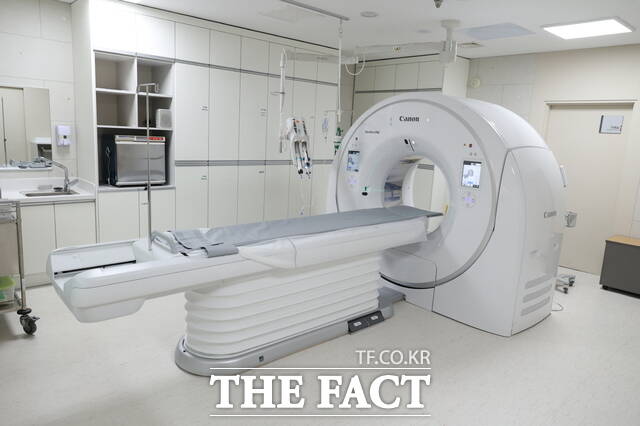 전북대학교병원이 17일 최상위 CT 장비인 애퀼리언 원 인사이트를 도입했다. /전북대병원