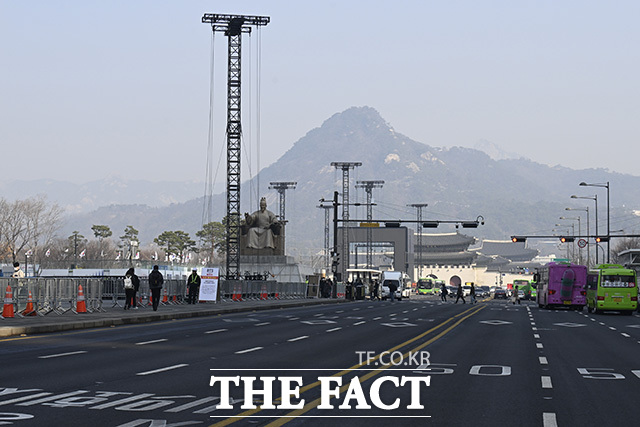 그룹 방탄소년단(BTS)의 컴백 공연을 앞둔 17일 오전 서울 종로구 광화문광장 가설무대 뒤로 경복궁의 모습이 보이고 있다. /송호영 기자