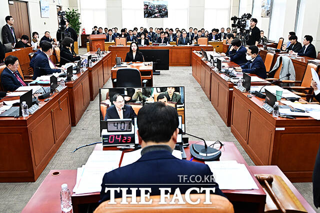 미국-이란 전쟁에 관련된 질의에 답변하는 안규백 국방부 장관.