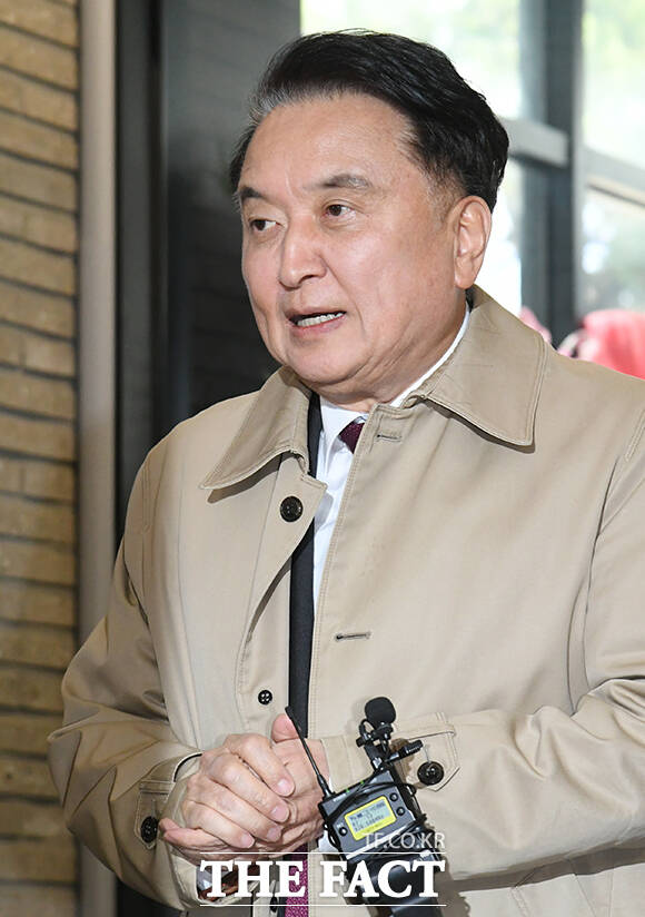 김영환 충북도지사가 17일 오전 서울 여의도 국민의힘 중앙당사에서 6·3 지방선거 컷오프(공천 배제) 관련 입장을 밝히고 있다. /박상민 기자