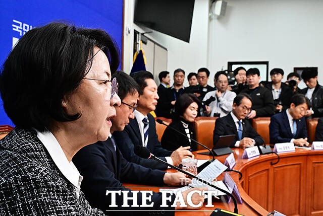 추미애 법사위원장(왼쪽)이 17일 오전 서울 여의도 국회에서 열린 ‘검찰개혁 관련 긴급 기자회견’에 참석해 발언을 하고 있다.