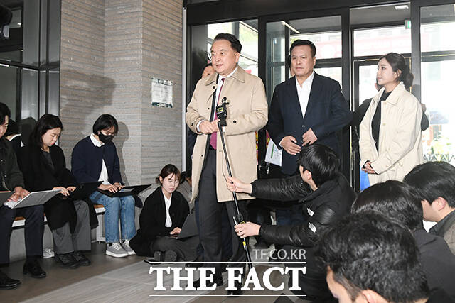 김영환 충북도지사가 17일 오전 서울 여의도 국민의힘 중앙당사에서 6·3 지방선거 컷오프(공천 배제) 관련 입장을 밝히고 있다. /박상민 기자