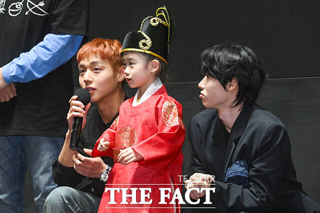 배우 박지훈(가운데)이 17일 오후 서울 강남구 메가박스 코엑스에서 열린 영화 ‘왕과 사는 남자’ 무대인사에 참석해 팬들을 향해 포즈를 취하고 있다. /서예원 기자