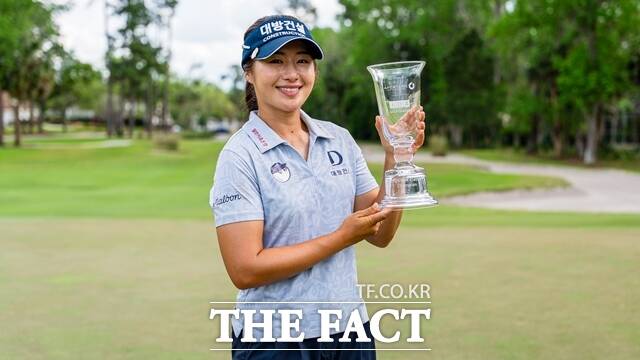 이정은6가 2부투어인 엡손투어 IOA클래식에서 우승한 뒤 시상식에서 트로피를 들고 기뻐하고 있는 모습./LPGA