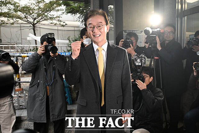 6.3 지방선거 부산시장 출마를 선언한 전재수 더불어민주당 의원이 17일 오전 서울 여의도 더불어민주당 중앙당사에서 열리는 광역단체장 후보 면접에 참석하며 포즈를 취하고 있다. /남용희 기자