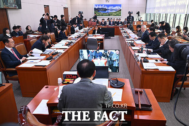 '중동 사태' 관련 긴급 현안질의. 의원 질의에 답하는 조현 외교부 장관.