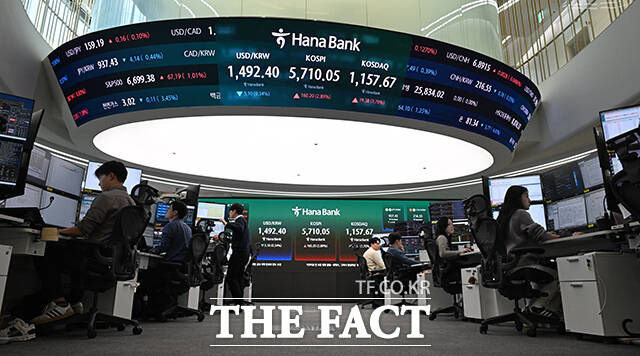 미국·이스라엘의 이란 공습에 따른 중동 정세가 악화되고 있는 17일 오전 서울 중구 하나은행 본점 딜링룸 전광판에 원·달러 환율 지수가 표시되고 있다. /박헌우 기자