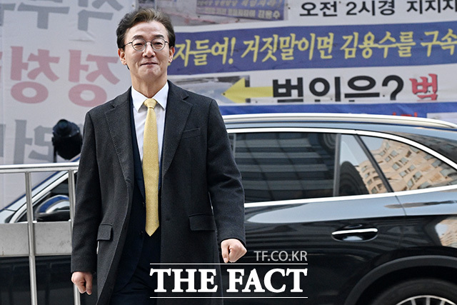 '여유 있는 미소' 민주당 광역단체장 후보 면접 참석하는 전재수 의원.