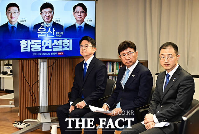 김상욱 더불어민주당 울산시장 예비후보와 소병훈 중앙당 선거관리위원장, 이선호 예비후보, 안재현 예비후보(왼쪽부터)가 17일 오후 서울 여의도 더불어민주당 중앙당사 당원존에서 열린 울산 광역단체장 본경선 후보자 합동연설회에 참석해 사진촬영을 하고 있다. /배정한 기자