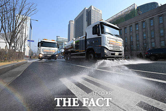 서울시가 초미세먼지 대응 비상저감조치를 시행한 17일 오전 고압살수차가 서울 중구 세종대로 일대 도로를 청소 하고 있다. /김성렬 기자