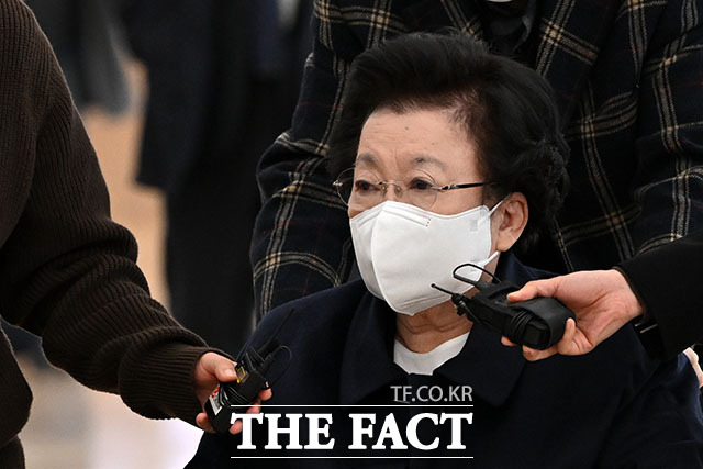 이배용 전 국가교육위원장이 지난해 11월 서울 광화문 KT 빌딩에 마련된 김건희 특검 사무실로 휠체어를 탄 채 출석하고 있다./남용희 기자