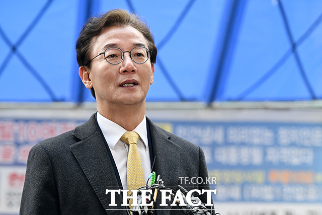 '여유 있는 미소' 민주당 광역단체장 후보 면접 참석하는 전재수 의원.