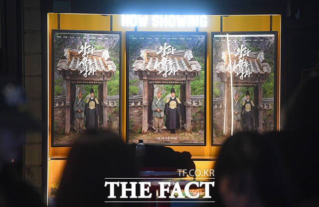 영화 '왕과 사는 남자'가 평일에도 13만 명의 관객을 동원하며 박스오피스 정상을 굳건하게 지켰다. /박상민 기자