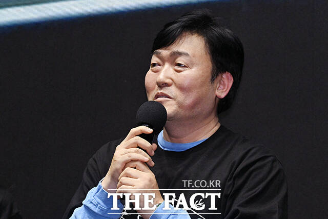 배우 박지훈이 17일 오후 서울 강남구 메가박스 코엑스에서 열린 영화 ‘왕과 사는 남자’ 무대인사에 참석해 한복을 입은 어린이와 포즈를 취하고 있다.