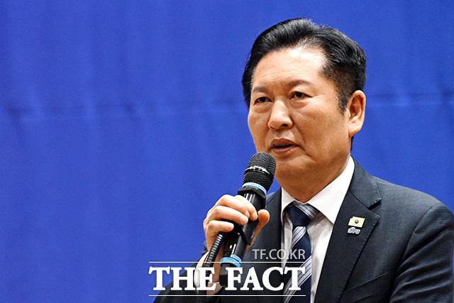 '임을 위한 행진곡' 제창하는 정청래 대표(가운데).