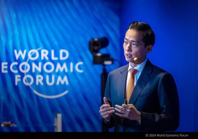 김동관 한화그룹 부회장이 지난 2024년 다보스포럼 연차총회 세션 '세계 최초 탈화석연료 선박'에서 한화의 해양 탈탄소 비전을 발표하는 모습. /한화