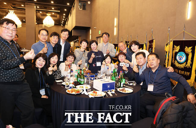 가는세월이 아쉬운 듯 기수별 기념사진을 찍고 있다. /총동문향우회