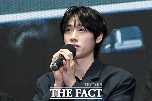 배우 박지훈이 17일 오후 서울 강남구 메가박스 코엑스에서 열린 영화 ‘왕과 사는 남자’ 무대인사에 참석해 한복을 입은 어린이와 포즈를 취하고 있다.