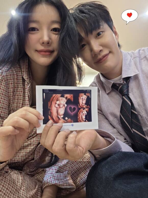 문지인(왼쪽)과 김기리 부부가 임신 사실을 알리며 