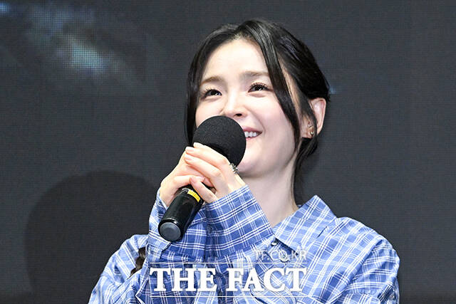 배우 박지훈이 17일 오후 서울 강남구 메가박스 코엑스에서 열린 영화 ‘왕과 사는 남자’ 무대인사에 참석해 한복을 입은 어린이와 포즈를 취하고 있다.