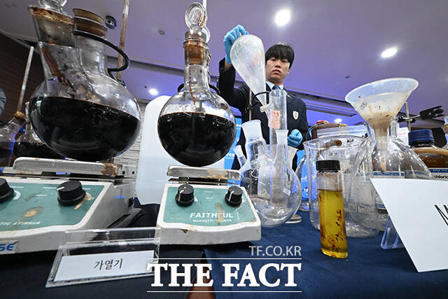 인천공항세관 관계자가 압수품을 정리하고 있다.