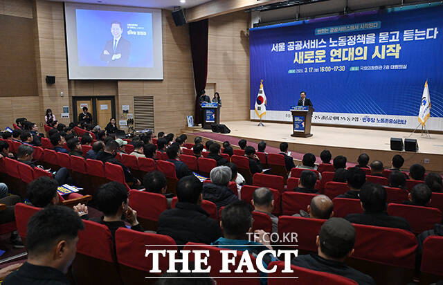 '임을 위한 행진곡' 제창하는 정청래 대표(가운데).
