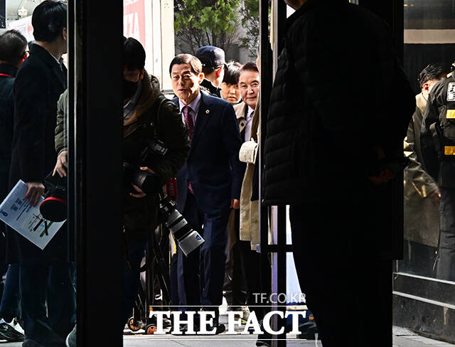 김영환 충북도지사가 17일 오전 서울 여의도 국민의힘 중앙당사에서 컷오프(공천 배제) 관련 입장을 밝히고 있다. /배정한 기자