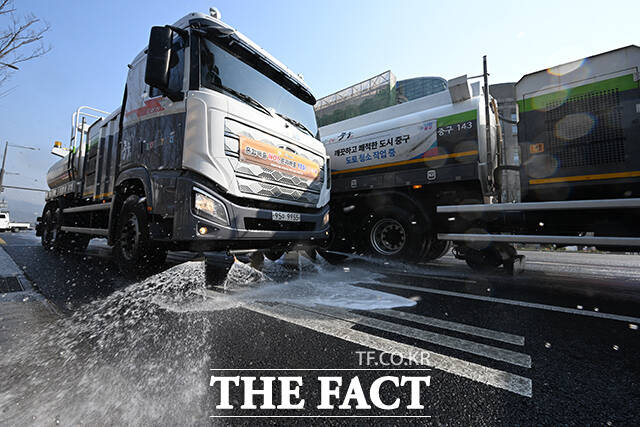 서울시가 초미세먼지 대응 비상저감조치를 시행한 17일 오전 고압살수차가 서울 중구 세종대로 일대 도로를 청소 하고 있다. /김성렬 기자