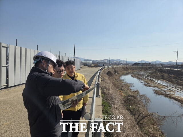 아산시 전병관 행정안전국장이 장재 재해위험개선지구 공사현장을 방문해 점검하고 있다. /아산시