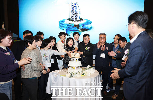 29회 졸업생들이 총동문향우회 현장에서 마련된 환갑 잔치에서 케이크를 자르고 있다. /총동문향우회