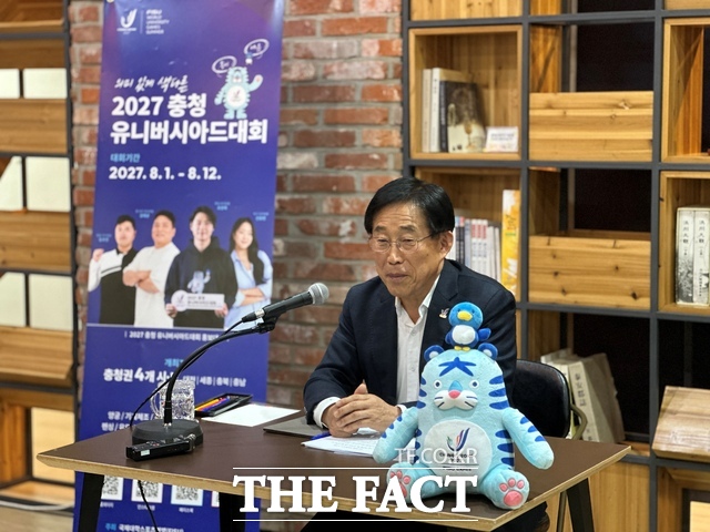 이창섭 충청 유니버시아드 대회 조직위 부위원장이 17일 충남도청에서 기자 브리핑을 갖고 2027 충청 유니버시아드 대회 준비 상황과 홍보 계획을 설명하고 있다. /노경완 기자
