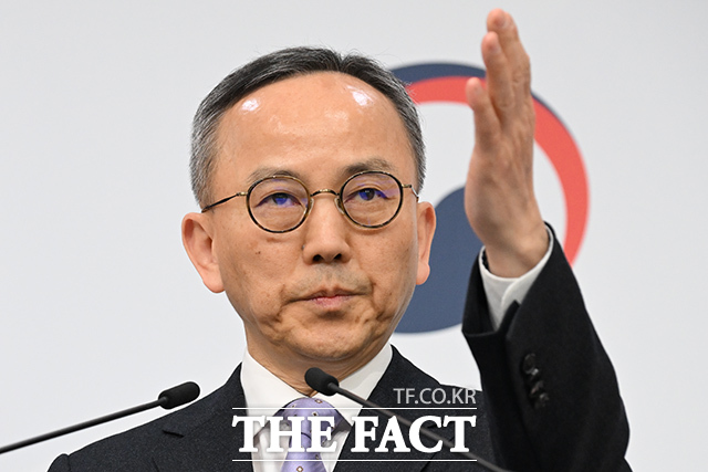 박일 외교부 대변인이 17일 오후 서울 종로구 외교부 청사에서 현안과 관련한 정례브리핑을 하고 있다. /김성렬 기자