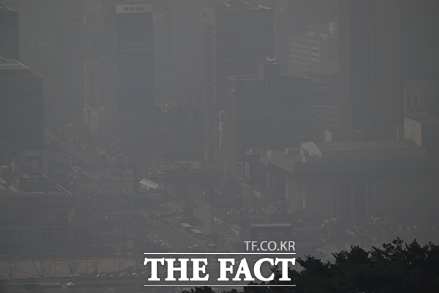 미세먼지 농도가 '나쁨' 수준을 보인 17일 오전 서울 종로구 북악산에서 바라본 서울 도심이 뿌옇게 보이고 있다. /박헌우 기자