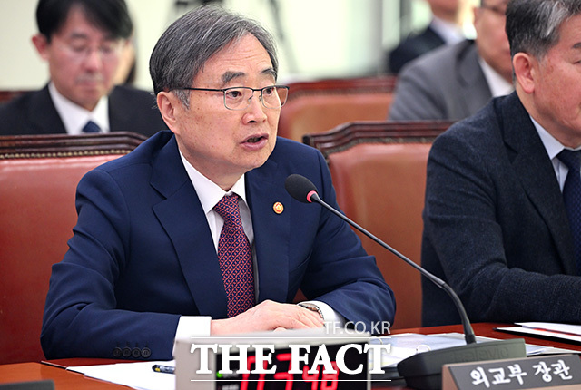 '중동 사태' 관련 긴급 현안질의. 의원 질의에 답하는 조현 외교부 장관.