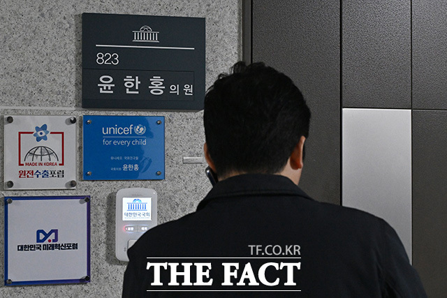 2차 종합특검팀이 '관저 이전 의혹'과 관련해 윤한홍 국민의힘 의원에 대한 압수수색에 나선 16일 오전 서울 여의도 국회 의원회관 내 윤 의원 사무실 앞에 관계자가 통화를 하고 있다. /국회=남용희 기자