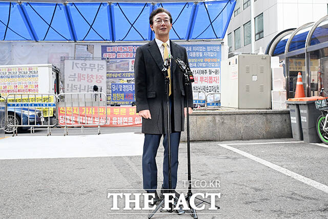 '여유 있는 미소' 민주당 광역단체장 후보 면접 참석하는 전재수 의원.