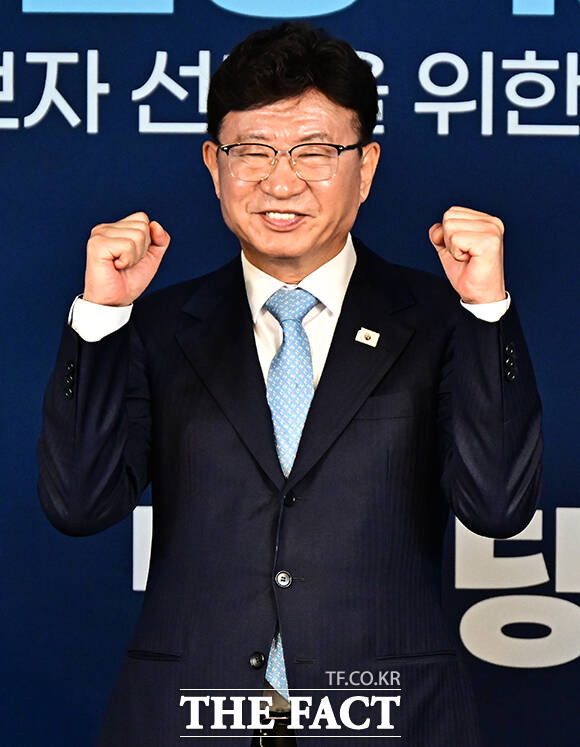 김상욱 더불어민주당 울산시장 예비후보와 소병훈 중앙당 선거관리위원장, 이선호 예비후보, 안재현 예비후보(왼쪽부터)가 17일 오후 서울 여의도 더불어민주당 중앙당사 당원존에서 열린 울산 광역단체장 본경선 후보자 합동연설회에 참석해 사진촬영을 하고 있다. /배정한 기자