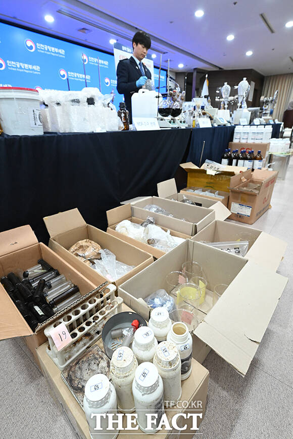 인천공항세관이 국내 마약 제조 시설을 추적해 압수한 물품과 마약 제조 도구들이 진열돼 있는 모습.