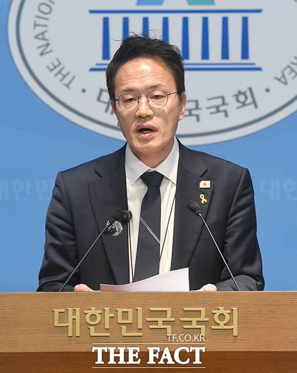 박주민 더불어민주당 서울시장 예비후보가 17일 오후 서울 여의도 국회 소통관에서 오세훈 서울시장 한강버스 관련 고발 기자회견을 하고 있다. /국회=박상민 기자