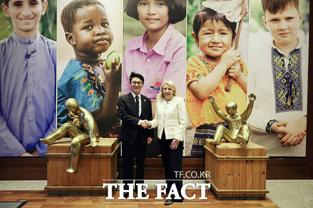 김민석 국무총리(왼쪽)가 16일(현지시간) 미국 뉴욕 유니세프 본부를 찾아 캐서린 러셀 유니세프 총재와 면담에 앞서 기념촬영을 하고 있다. /국무총리실