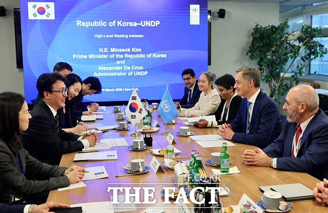 김민석 국무총리(왼쪽)가 16일(현지시간) 미국 뉴욕 유엔개발개획(UNDP)을 방문해 알렉산더 더크루 총재와 면담을 갖고 있다. /국무총리실