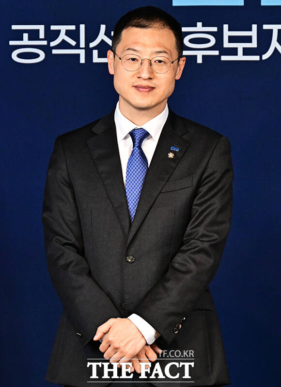 김상욱 더불어민주당 울산시장 예비후보와 소병훈 중앙당 선거관리위원장, 이선호 예비후보, 안재현 예비후보(왼쪽부터)가 17일 오후 서울 여의도 더불어민주당 중앙당사 당원존에서 열린 울산 광역단체장 본경선 후보자 합동연설회에 참석해 사진촬영을 하고 있다. /배정한 기자