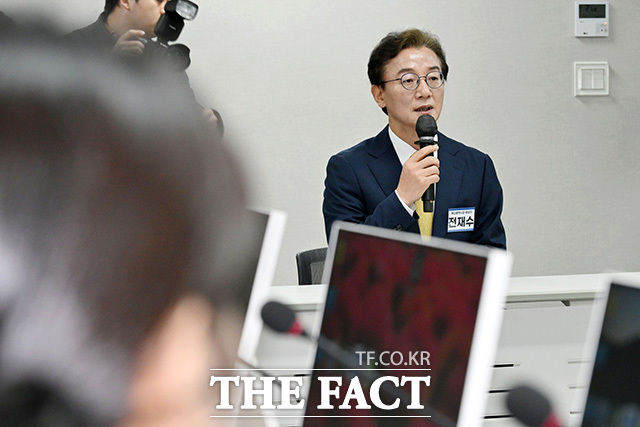 광역단체장 후보 면접에 참석해 발언하는 전재수 의원.