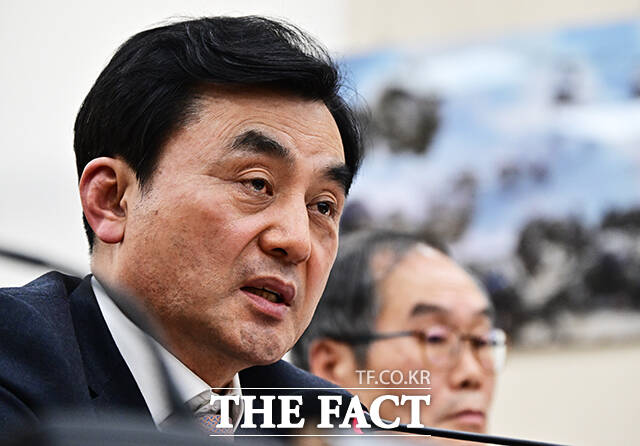 안규백 국방부 장관이 17일 오후 서울 여의도 국회에서 열린 국방위원회 전체회의에 출석해 미국-이란 전쟁에 관련된 질의에 답변을 하고 있다. /국회=배정한 기자