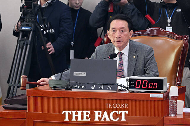 '중동 사태' 관련 긴급 현안질의. 의원 질의에 답하는 조현 외교부 장관.