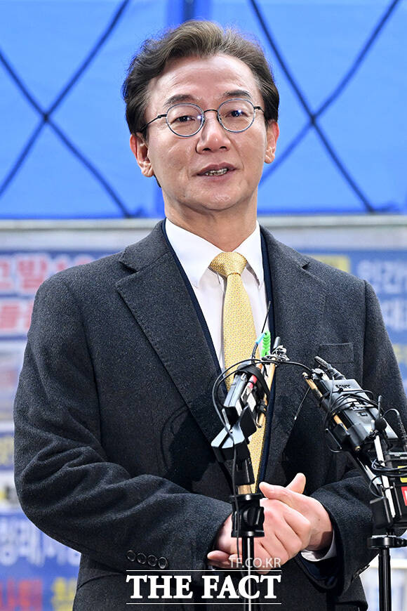 '여유 있는 미소' 민주당 광역단체장 후보 면접 참석하는 전재수 의원.